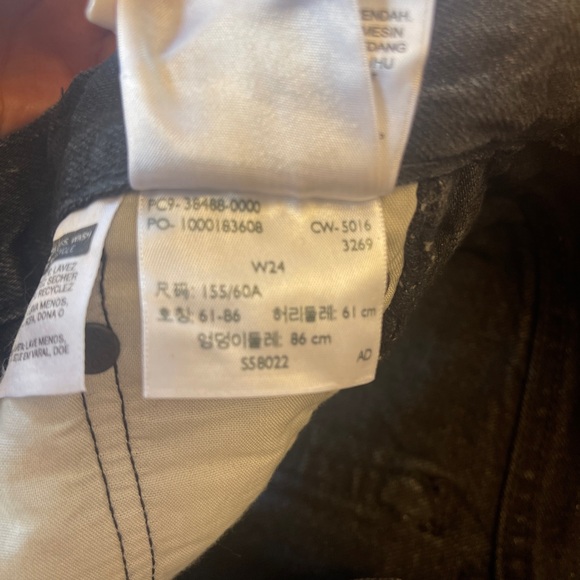 Levi’s jean short with a zipper detail - Picture 4 of 4